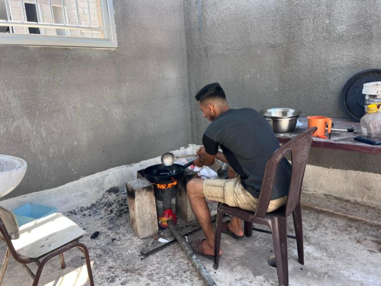 ابراهيم أثناء اشعاله النار لطهي الطعام