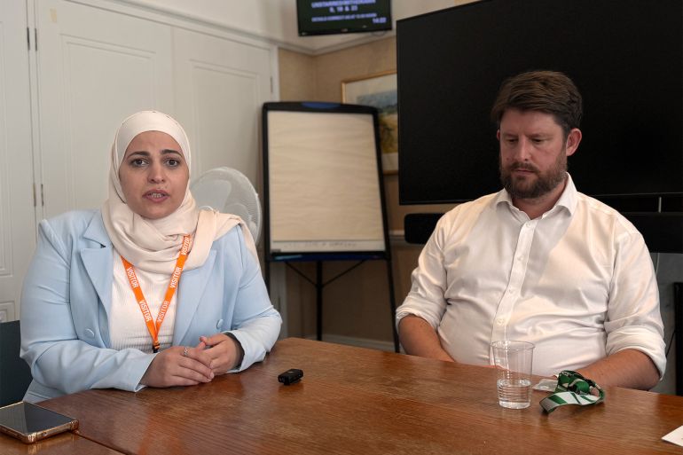 النائب دايفيد تايلور يستمع إلى أحد اللاجئين المصدر الجزيرة