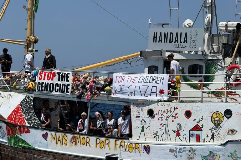 صور بعثتها موفدة الجزيرة إلى الميناء التي انطلقت منه السفينة حنظلة إلى غزة