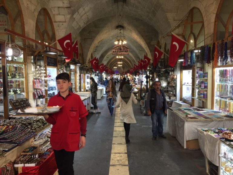 - بات مصير نظام الحماية المؤقتة للسوريين في تركيا مطروحاً للتداول بعد سقوط نظام الأسد