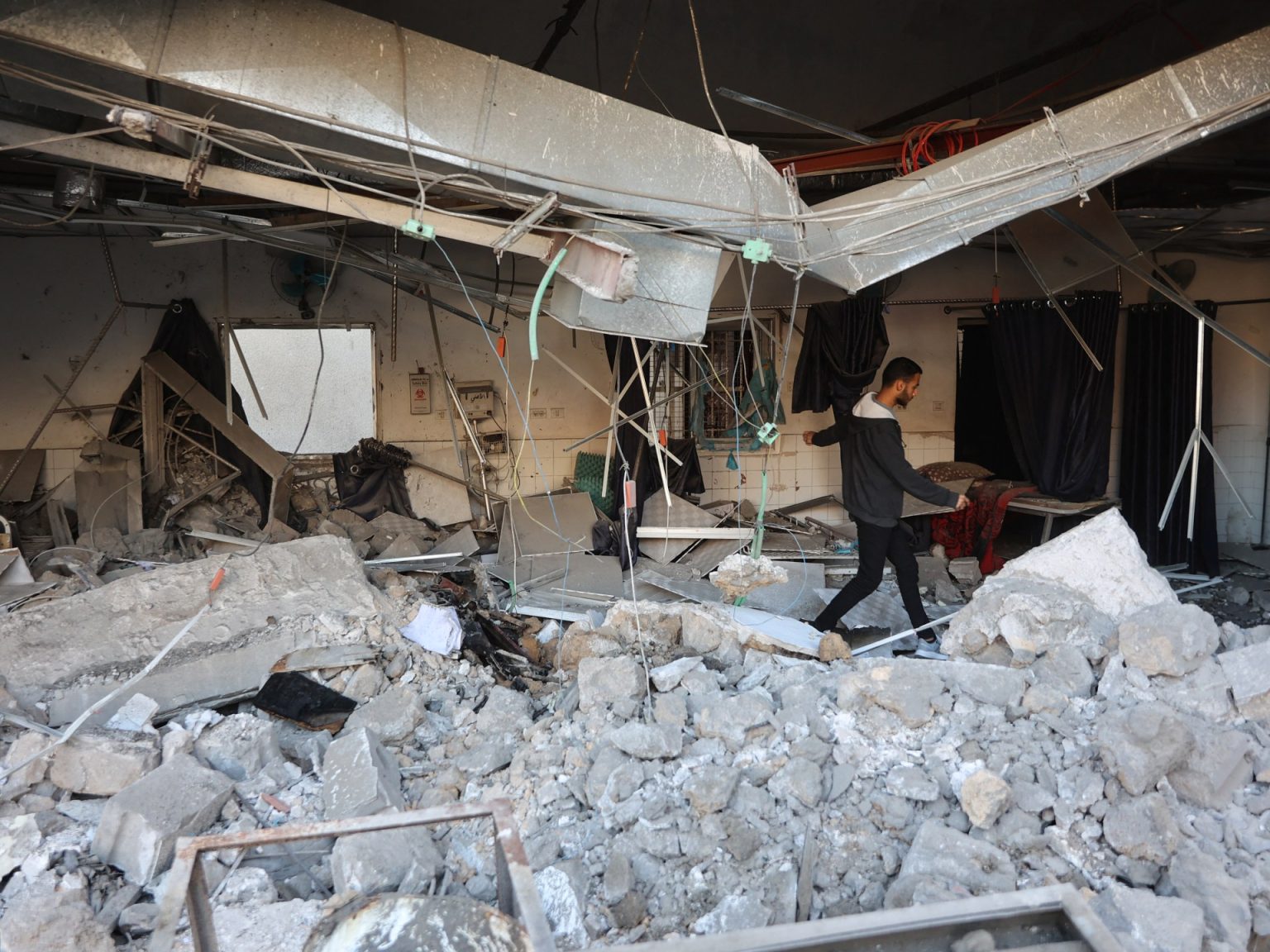 50 شهيدا من طواقم الهلال الأحمر بغزة ونصف المستشفيات خارج الخدمة