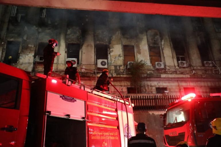 رجال الإطفاء يحاولون إخماد النيران المشتعلة بسنترال رمسيس- الهيئة العامة للاستعلامات فيس بوك (2)