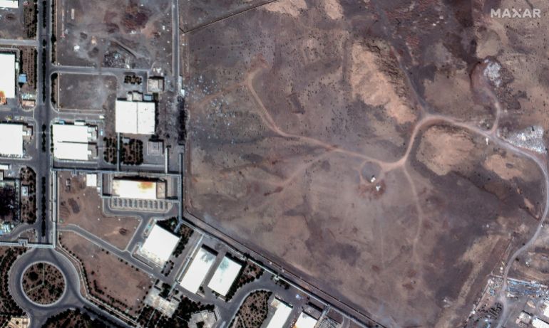 صورة قمر صناعي لمنشأة نطنز بعد القصف المصدر: ماكسار A satellite image shows airstrike craters covered with dirt at the Natanz Enrichment Facility, following U.S. airstrikes amid the Iran-Israel conflict, in Natanz County, Iran, June 24, 2025. Maxar Technologies/Handout via REUTERS THIS IMAGE HAS BEEN SUPPLIED BY A THIRD PARTY. NO RESALES. NO ARCHIVES. MANDATORY CREDIT. DO NOT OBSCURE LOGO.
