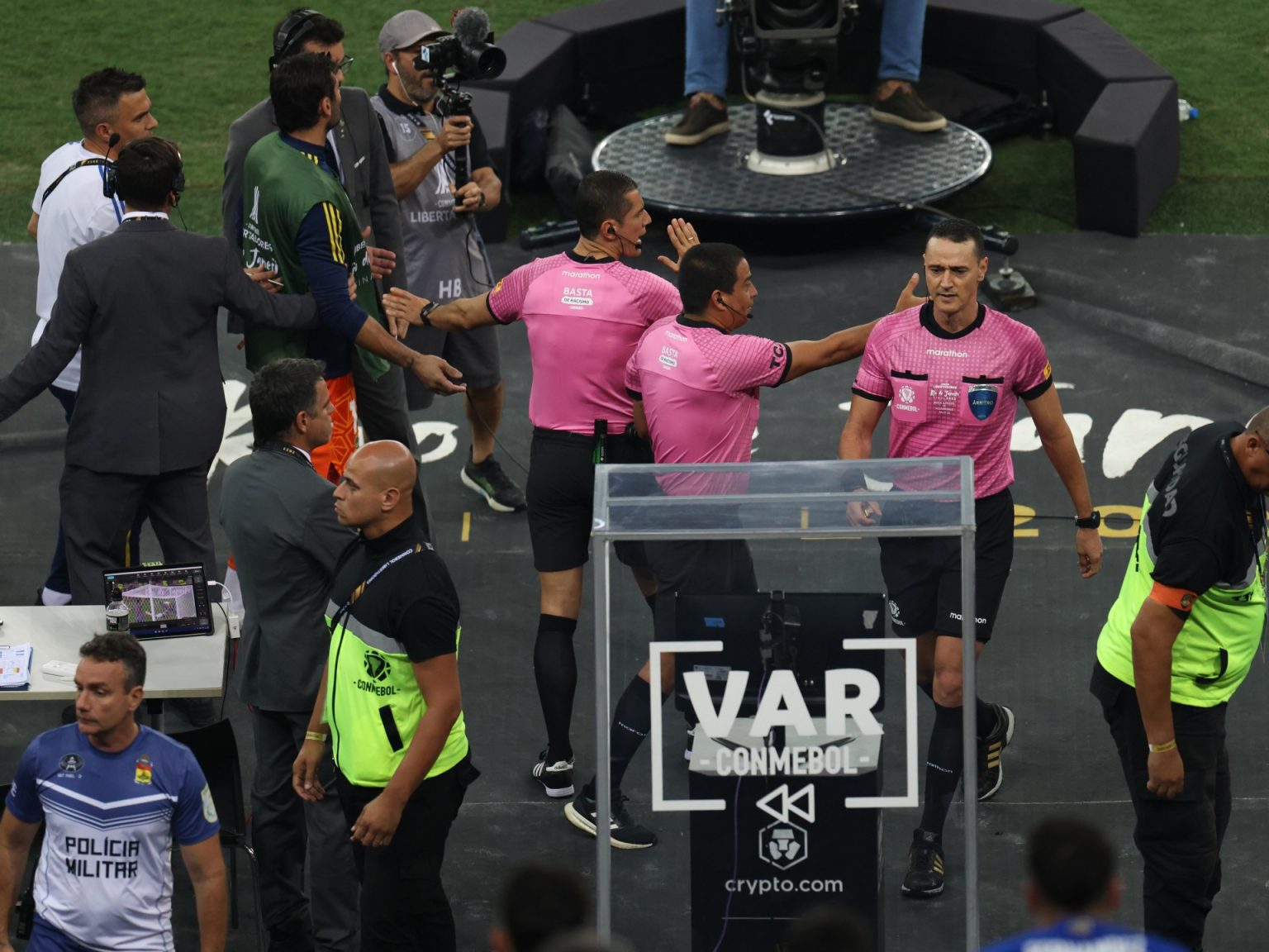 الاتحاد الأسكتلندي يستعين بمدربي الطيارين لتطوير حكام تقنية الفيديو