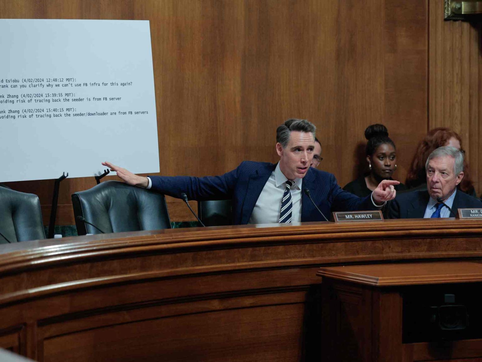 مشروع قانون حظر تداول الأسهم على المسؤولين يلاحق البيت الأبيض