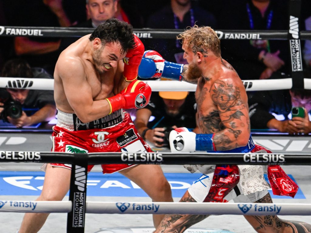 شاهد.. بول يواصل مسيرته الناجحة في الملاكمة بفوزه على المكسيكي تشافيز