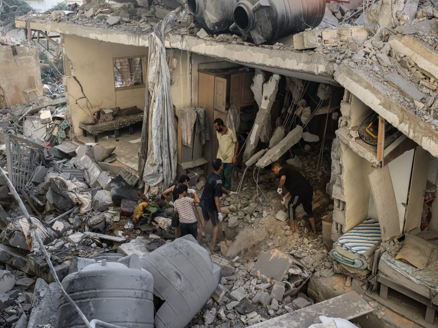 17 شهيدا بغارات عنيفة على غزة بينهم صحفية و5 من أطفالها