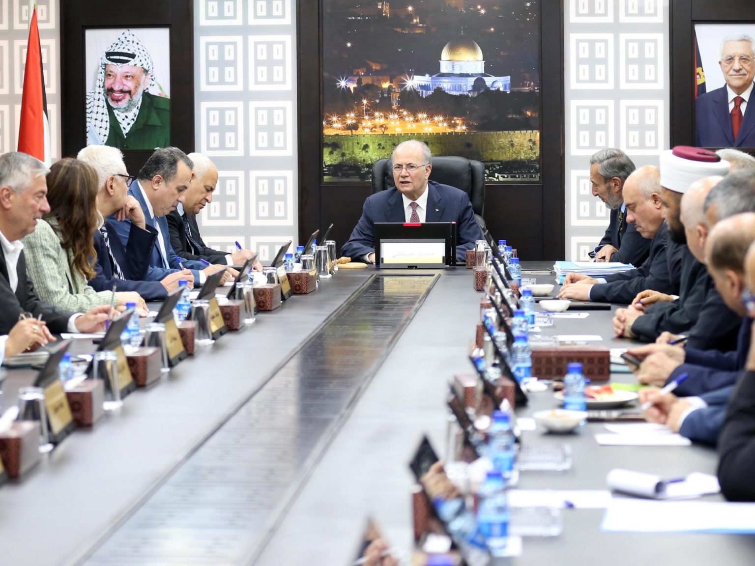 تعجز عن دفع رواتبهم.. ماذا بعد تقليص الحكومة الفلسطينية دوام موظفيها؟