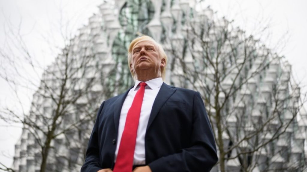 هل يقترب عصر الامتياز المفرط للدولار من نهايته؟