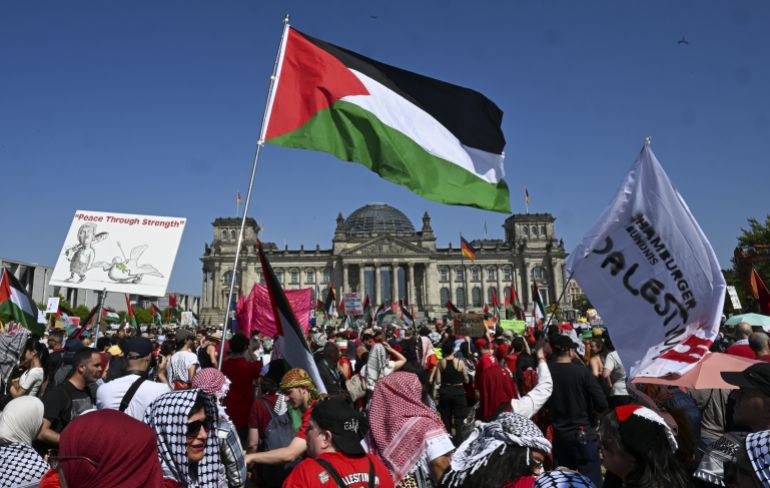 شهدت العاصمة الألمانية برلين مسيرة حاشدة، السبت، حملت شعار "معا من أجل غزة"، شارك فيها عشرات آلاف المتظاهرين. وطالب المتظاهرون بوقف دعم ألمانيا للإبادة الجماعية التي ترتكبها إسرائيل في غزة، وأعربوا عن تضامنهم مع الشعب الفلسطيني، حيث تجمعوا أمام مبنى البرلمان الاتحادي، وفق مراسل الأناضول. وأثناء المسيرة وسط المدينة، ردّد المتظاهرون هتافات اتهموا فيها الحكومة الألمانية بالتواطؤ في جرائم الإبادة التي ترتكبها إسرائيل، مطالبين بوقف فوري لتصدير الأسلحة لتل أبيب، وبتسهيل وصول المساعدات الإنسانية إلى غزة. ( Halil Sağırkaya - وكالة الأناضول )