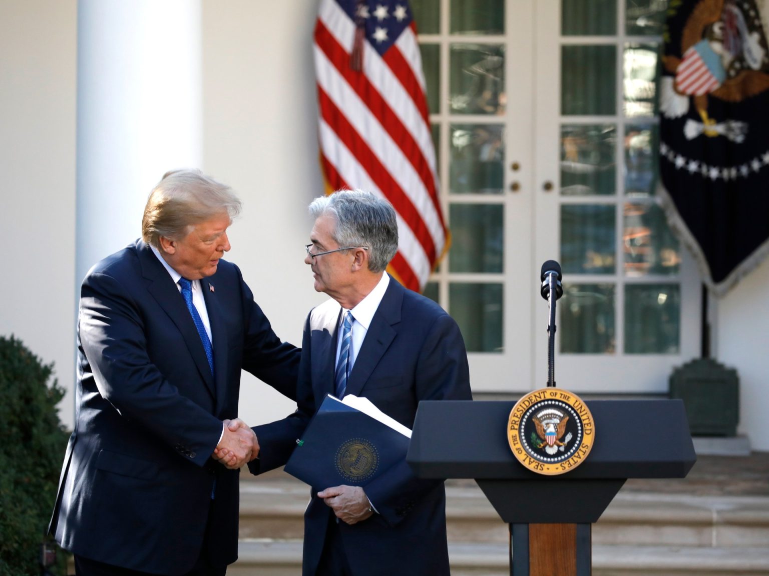 ترامب: باول لم يُحسن التصرف وسيغادر منصبه قريبا