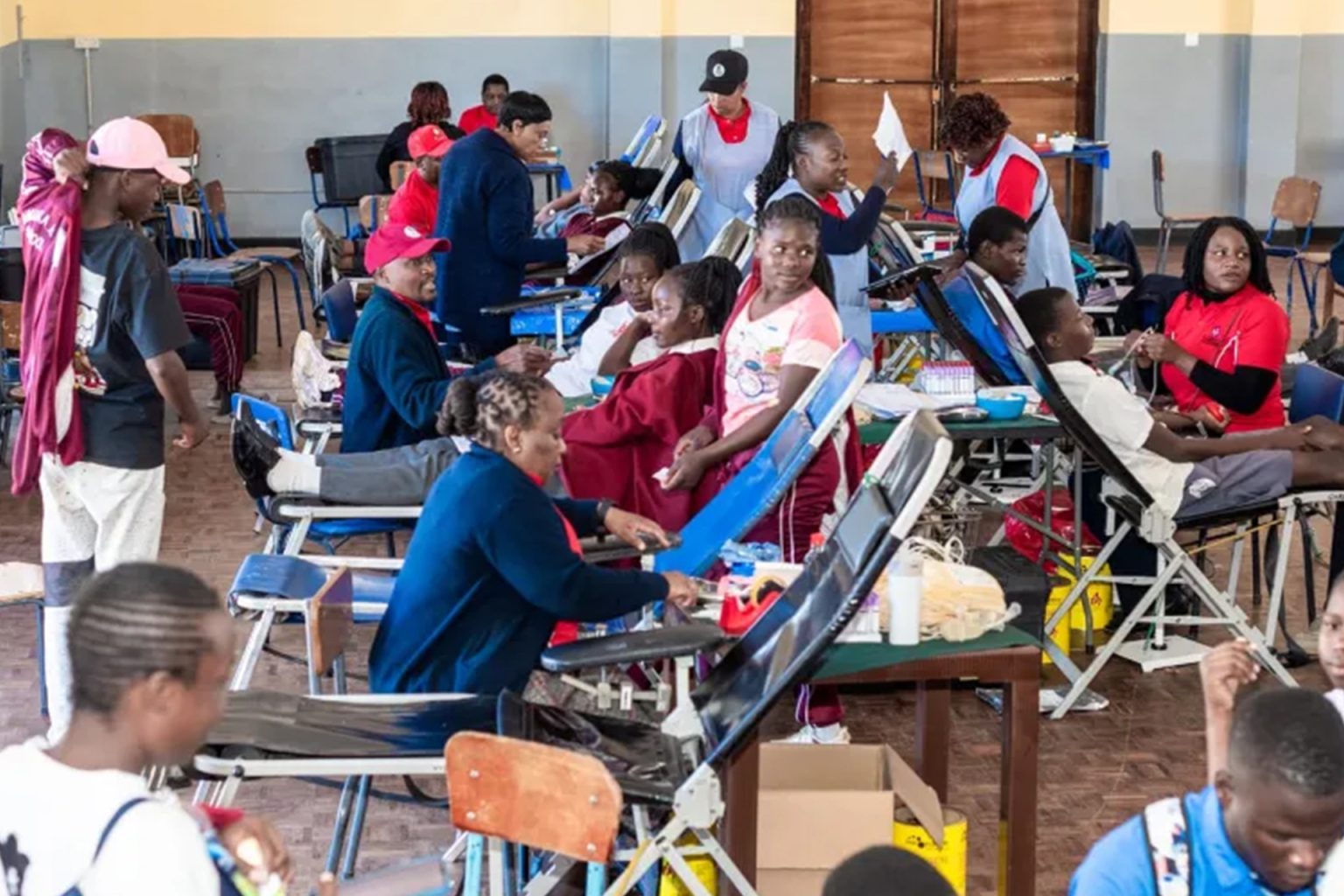 كيف تحوّل الدم إلى عبء مالي في زيمبابوي؟