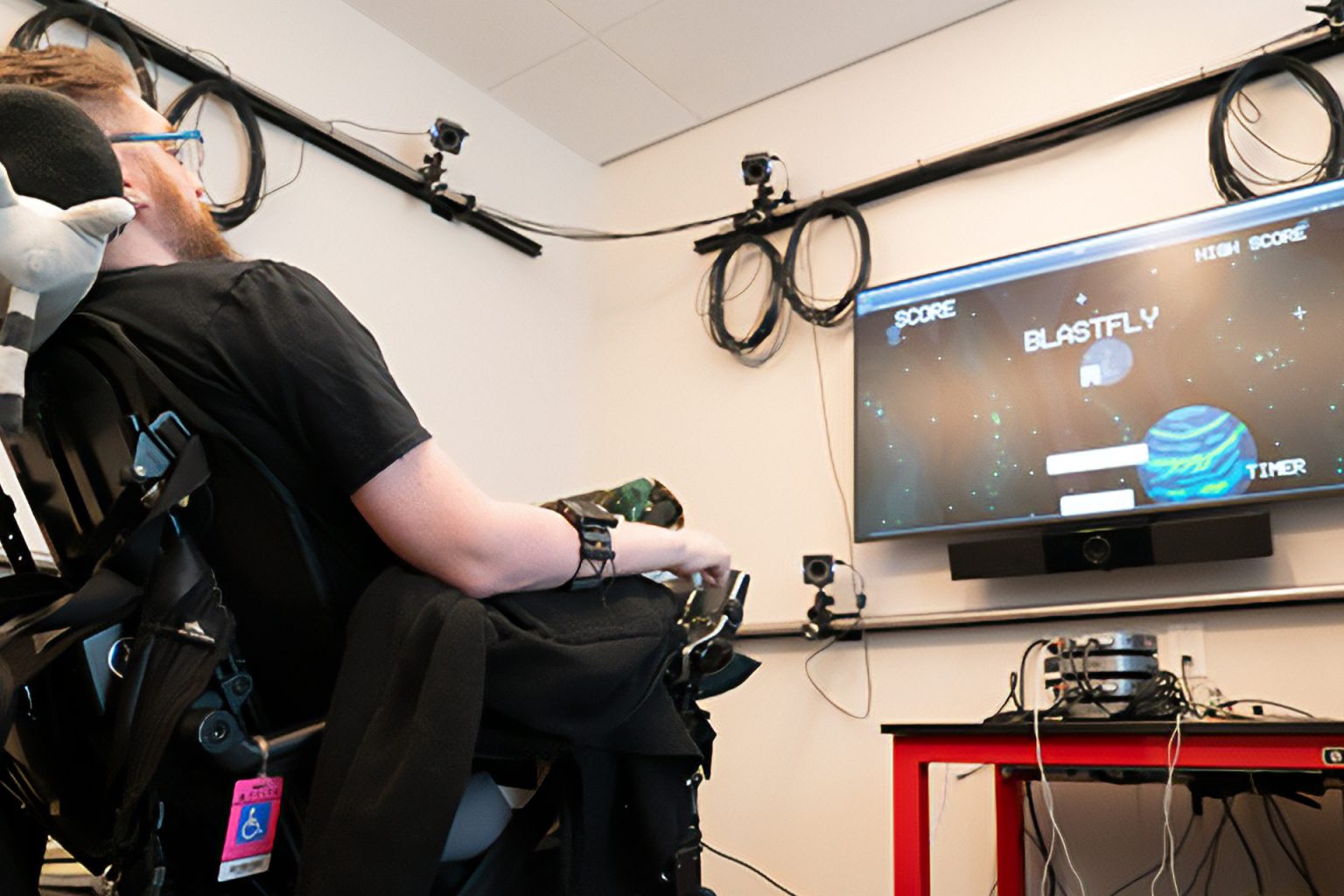 “ميتا” تعمل على سوار للتحكم في الحواسيب لمساعدة ذوي التحديات الحركية | تكنولوجيا