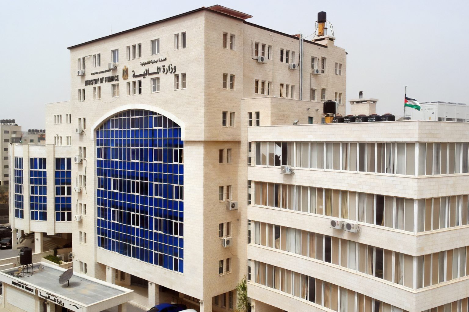 كيف يتدبر موظفو السلطة الفلسطينية أمورهم بلا رواتب؟