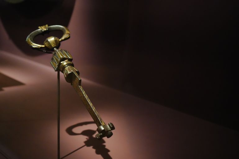 متحف اللوفر يروي حكاية سلطنة المماليك في باريس لقطات متنوعة من قاعات المعرض والقطع المعروضة