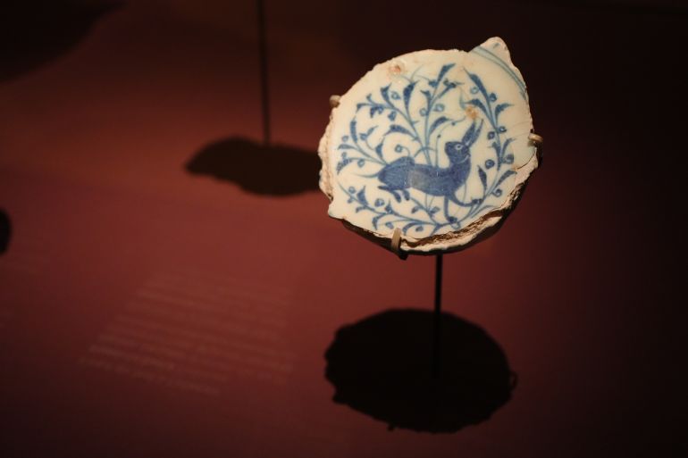 متحف اللوفر يروي حكاية سلطنة المماليك في باريس لقطات متنوعة من قاعات المعرض والقطع المعروضة