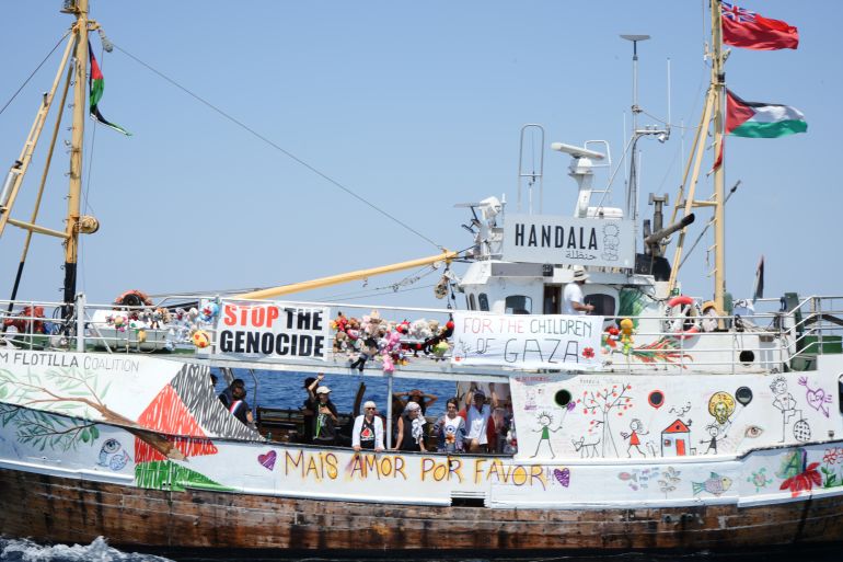 سفينة حنظلة تصل المياه الدولية رغم المعيقات وهي في طريقها نحو غزة