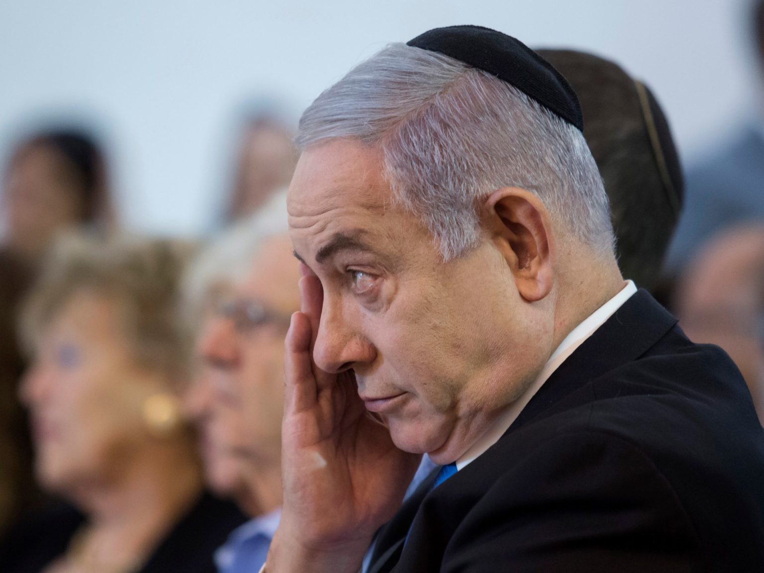 هآرتس: لبقائه في السلطة نتنياهو يخون الجميع ويجعلهم يتجرعون من كأسه المدنسة