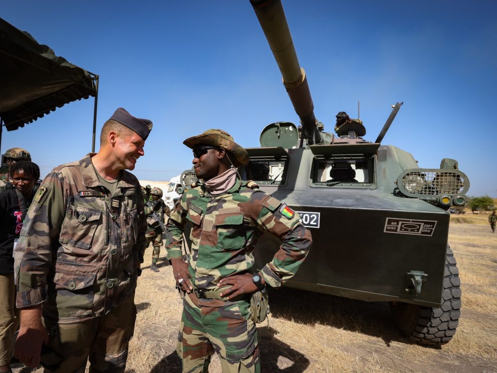 فرنسا تسلم السنغال قاعدة عسكرية في إطار انسحاب قواتها من البلاد