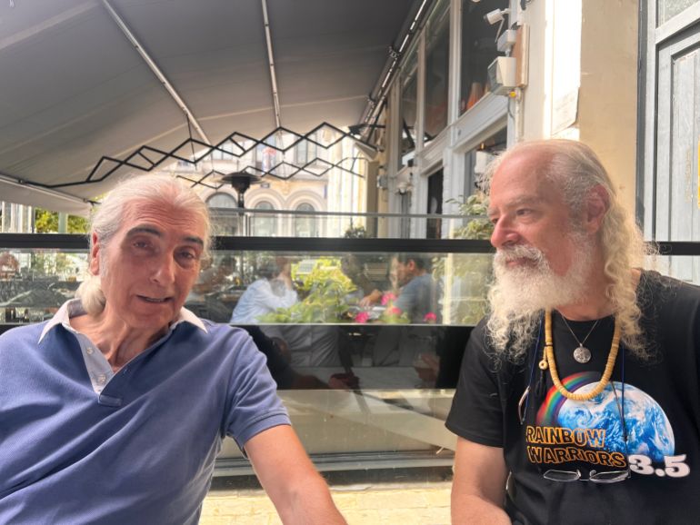 الكاتب الأسباني كوتاندا مع رفيقه خافيير و هو موظف سابق في مفوضية الإتحاد الأوروبي