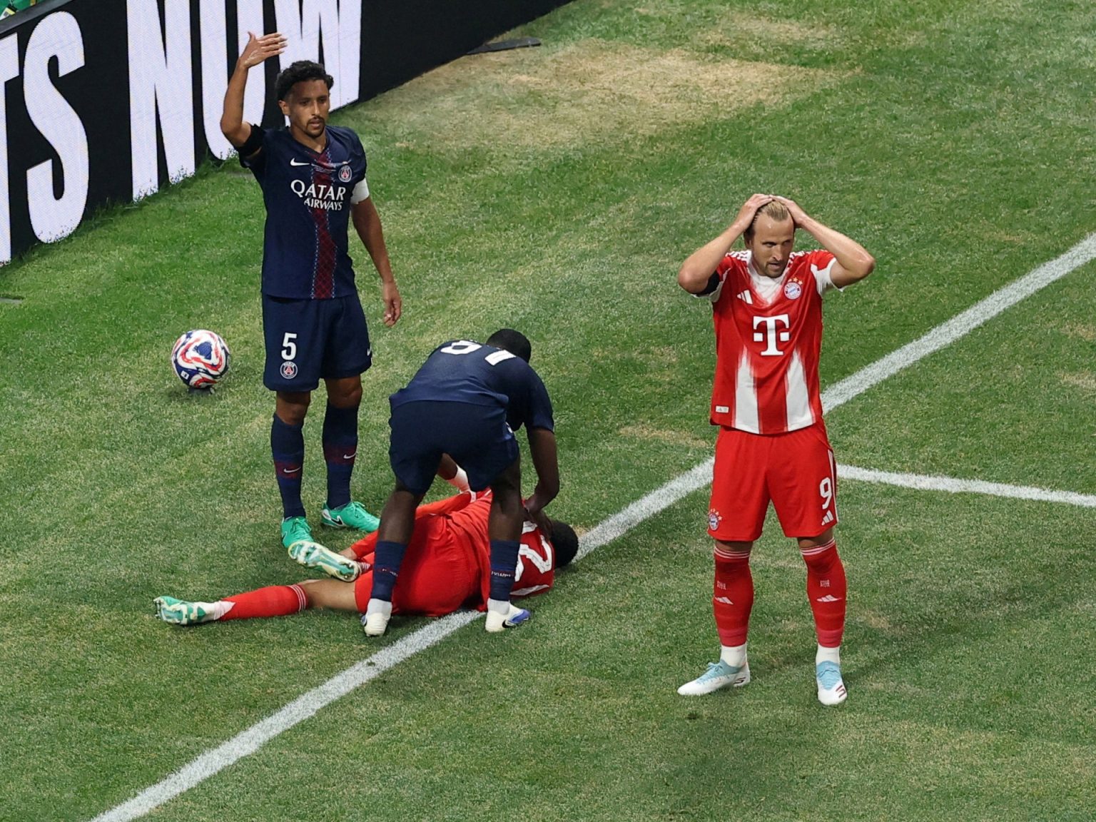 الكشف عن حجم إصابة وفترة غياب جمال موسيالا نجم بايرن ميونخ