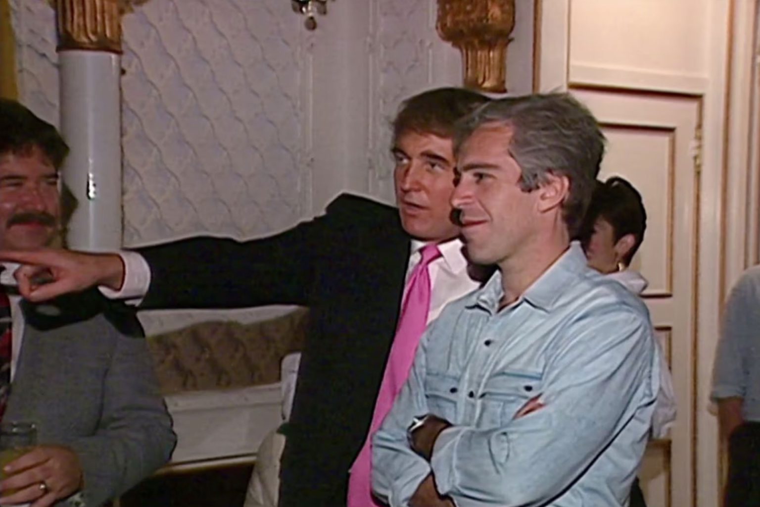 ترامب مستعد للذهاب إلى المحاكم لتهدئة حرائق أشعلتها ملفات إبستين