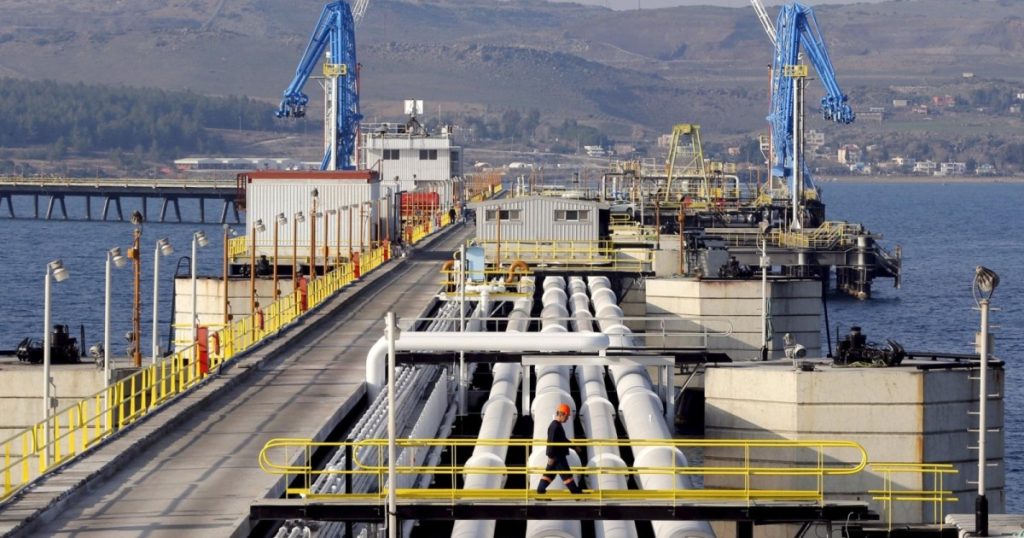 كردستان العراق يبدأ تسليم 230 ألف برميل نفط يوميا للحكومة