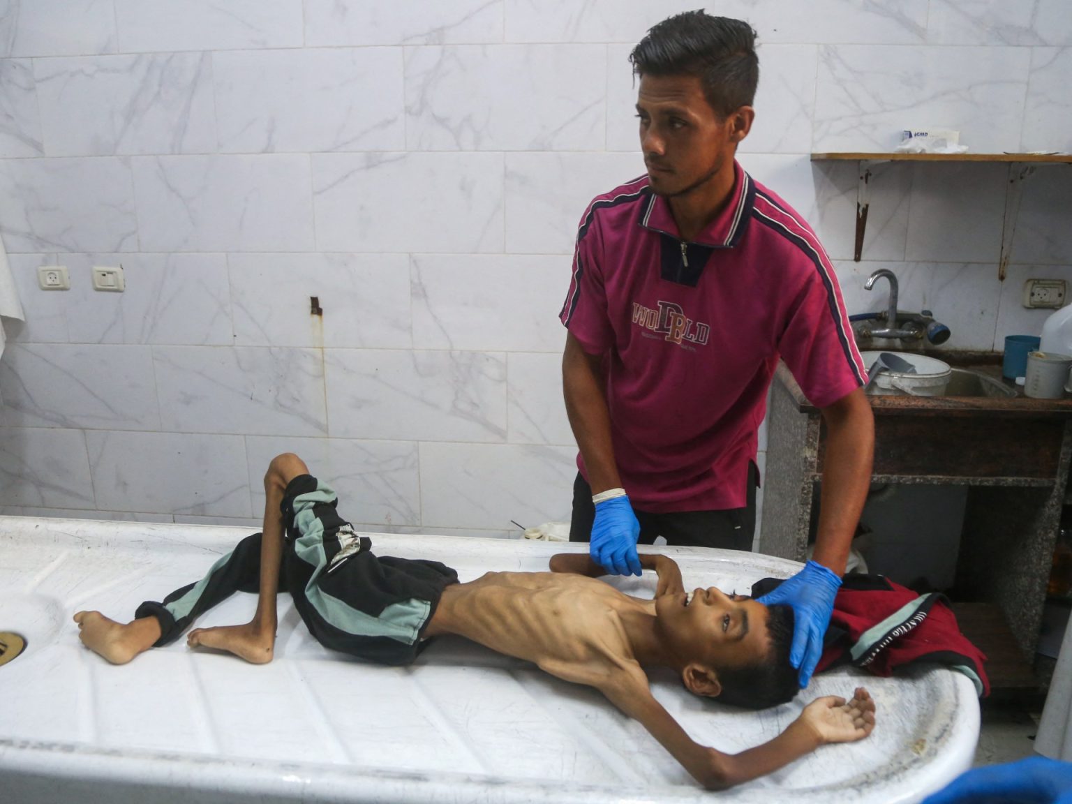 المجلس النرويجي للاجئين: نفاد إمدادات الإغاثة والموظفون يتضورون جوعا بغزة