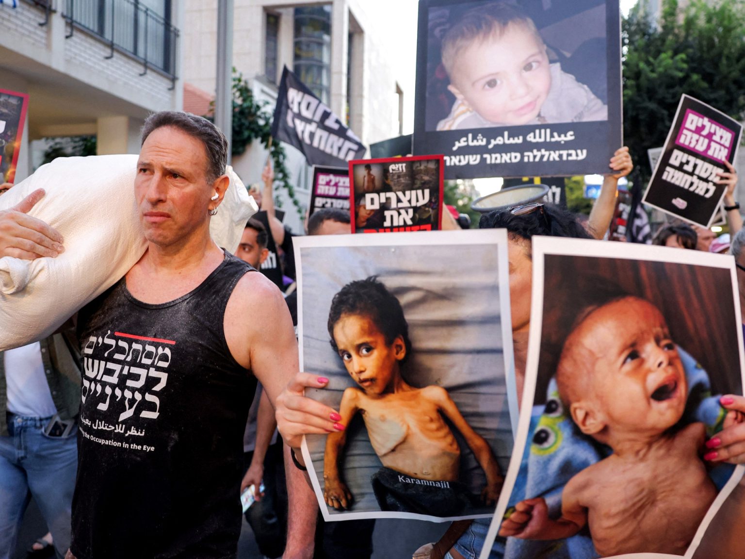 بالصور.. تجويع غزة يشعل غضبا عالميا ووقفة تنديد في تل أبيب