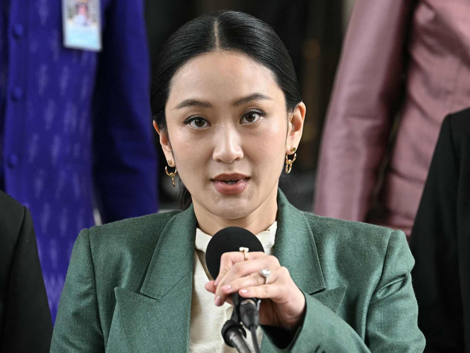 محكمة بتايلند توقف رئيسة الوزراء عن العمل بعد مكالمة مسربة