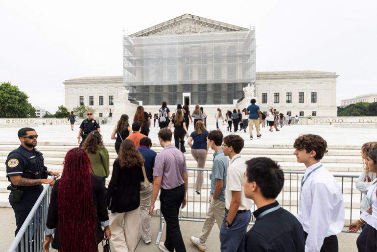 epa12201041 People walk outside the US Supreme Court as the high judges prepare to issue decisions on birthright citizenship, along with five other cases, in Washington, DC, USA, 27 June 2025. Birthright citizenship, which is guaranteed by the Fourteenth Amendment to the Constitution, grants citizenship to all babies born in the United States, regardless of their parents' legal status. EPA/JIM LO SCALZO