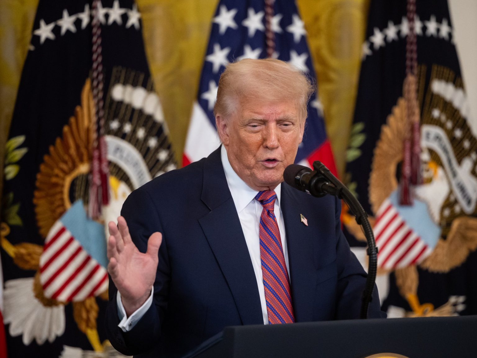 ترامب يزيد الضغط على باول بزيارة المركزي الأميركي