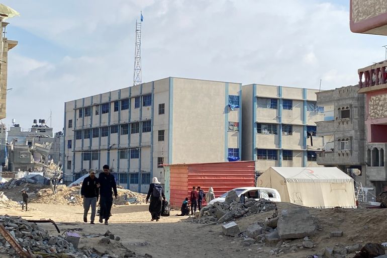 مدرسة تابعة لأونروا في مدينة خان يونس تحولت ومئات غيرها لمراكز إيواء للنازحين-رائد موسى-خان يونس-الجزيرة نت