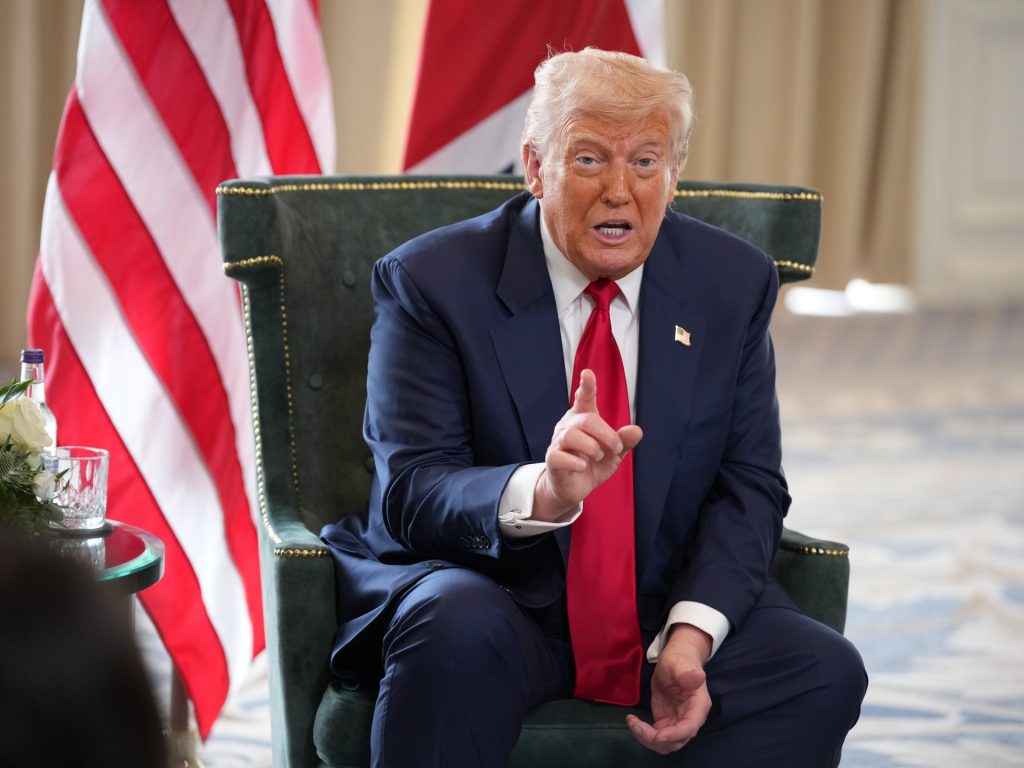 ترامب يهدد بقصف المنشآت النووية الإيرانية إن أعادت طهران تشغيلها