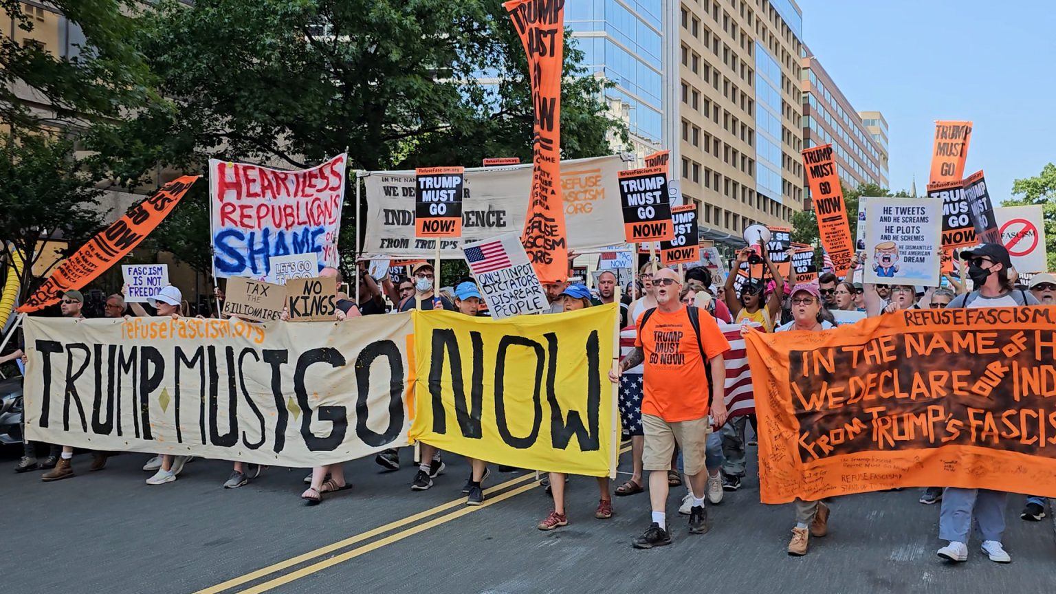 فيديو.. بمسيرات احتجاجية أميركيون يستقبلون عيد الاستقلال