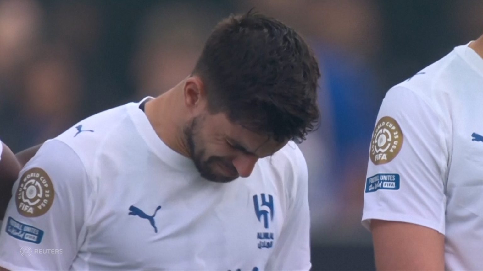 شاهد.. نيفيز وكانسيلو ثنائي الهلال يبكيان جوتا ويشاركان في تشييعه