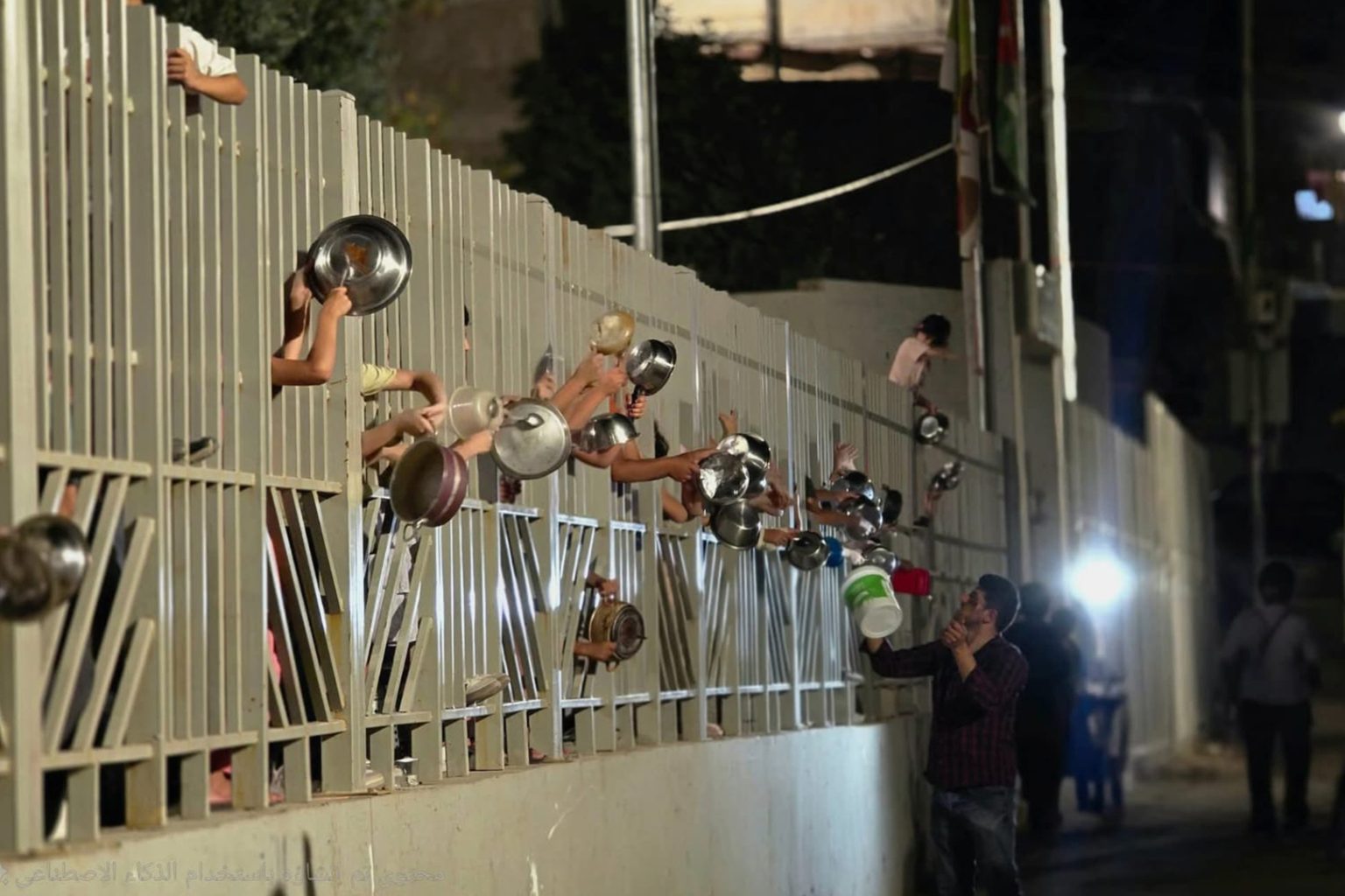 بالفيديو.. أطفال الأردن يقرعون الأواني رفضا لتجويع غزة