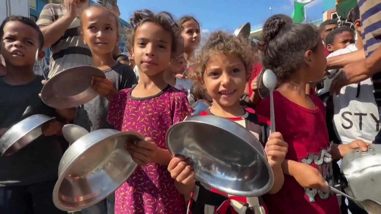 حملة رقمية تضامنا مع مجاعة غزة ونشطاء: الأفضل قرع طبول الحرب