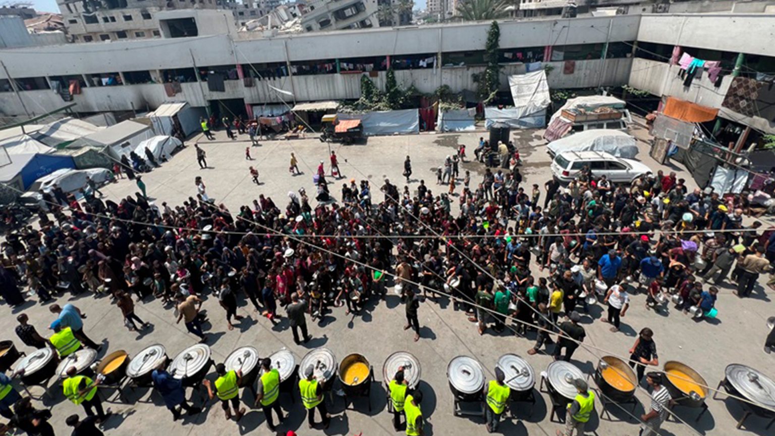 “أخيرا تكية”.. قليل من العدس بعد أيام من الجوع وسط غزة