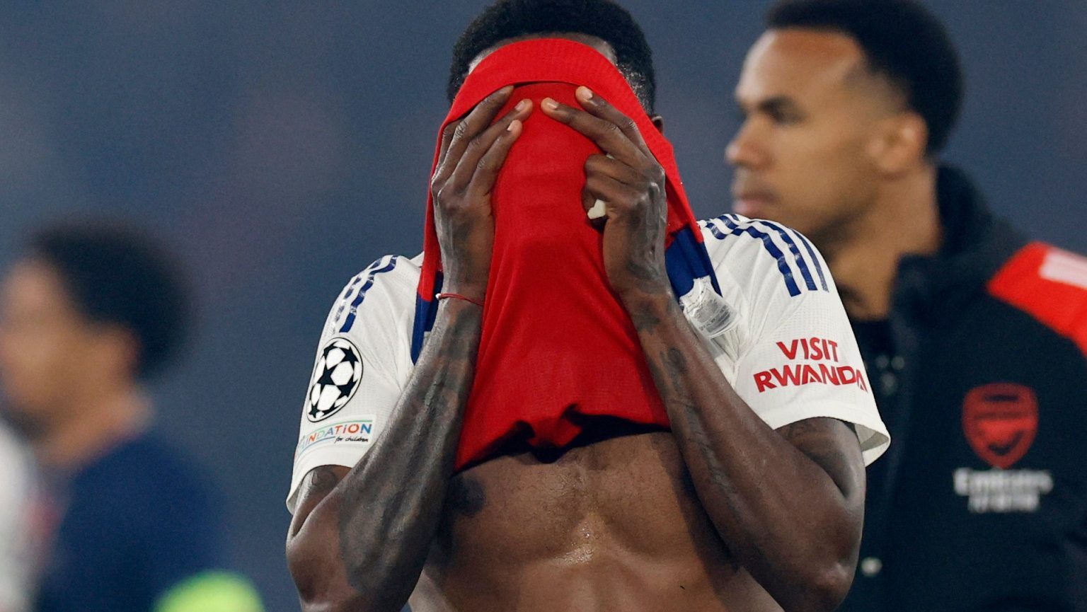 بعد توجيه 5 تهم له بالاغتصاب.. بارتي “متأكد من براءته”