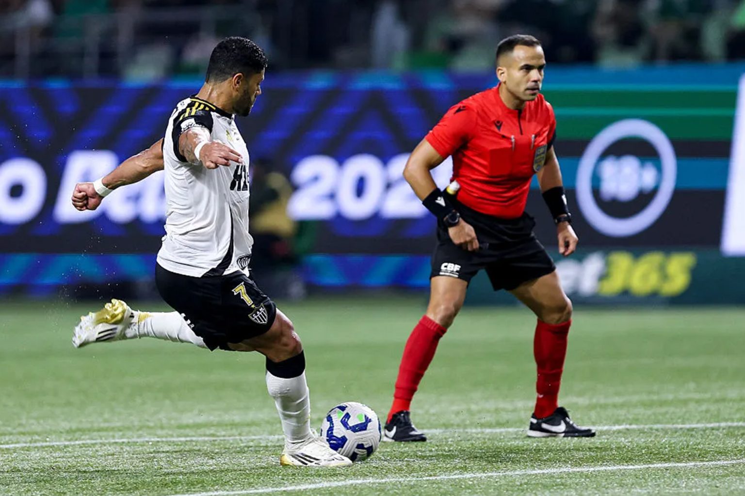 شاهد.. هالك يخطف الأضواء في الدوري البرازيلي بهدفين مذهلين