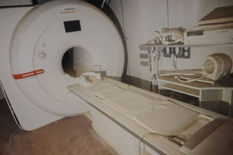 ماتبقي من جهاز الأشعة المقطعية بمستشفي الخرطوم بعد سرقة كل أجزائه المهمة