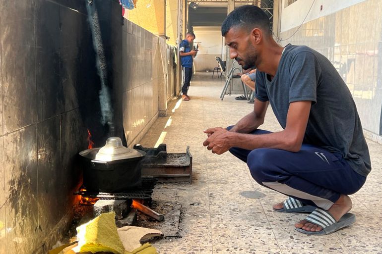 معتز الكفارنة يتابع مقاطع الدمار عبر الإعلام الإسرائيلي ويعيش هاجس فقدان آخر ما تبقى له من منزل العائلة