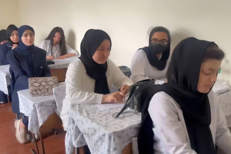طالبات أفغانيات في مدرسة سامانيان بدوشنبه يحلمن بمستقبل آمن وتعليم مستقر رغم التحديات التي تواجه اللاجئين في طاجيكستان صفحة السفير ظاهر أغبر، ممثل الحكومة الأفغانية السابقة