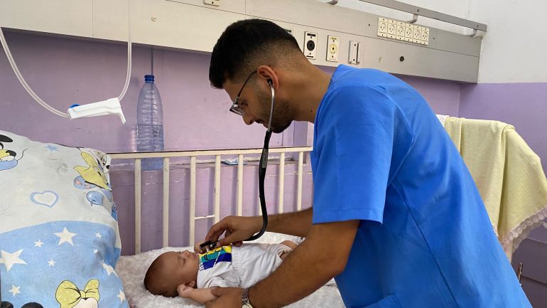 اختصاصي الأطفال الطبيب محمد حسين حماد يتابع حالة رضيع مصاب بالتهابات السحايا في مستشفى شهداء الأقصى وسط قطاع غزة-رائد موسى-دير البلح-الجزيرة نت