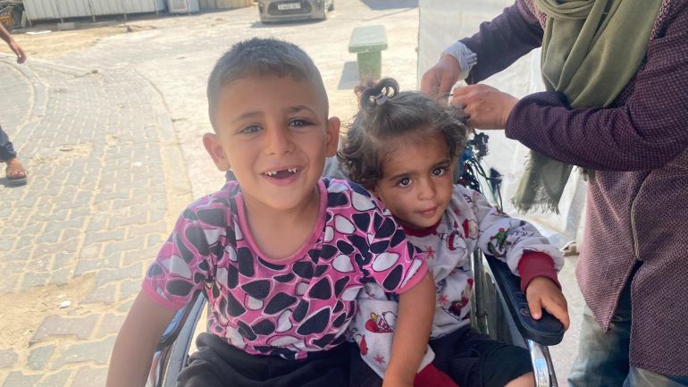 الطفلان الشقيقان حمزة وأماني يفتك بهما الجوع والمرض-رائد موسى-دير البلح-الجزيرة نت