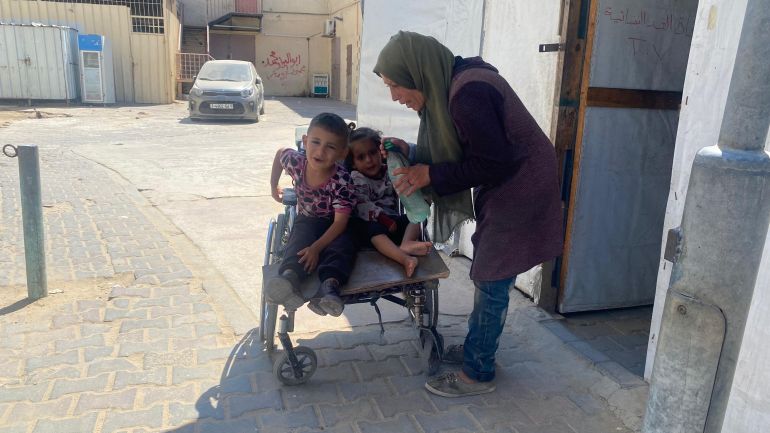 تعيش دلال أبو عاصي وطفليها وثلاثتهم مرضى في خيمة مهترئة في مدرسة بمخيم المغازي وسط قطاع غزة-رائد موسى-دير البلح-الجزيرة نت