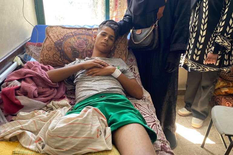 قذيفة دبابة أدت لبتر ساق محمد العواودة خلال بخثه عن الحطب والطعام لأسرته-رائد موسى-دير البلح-الجزيرة نت