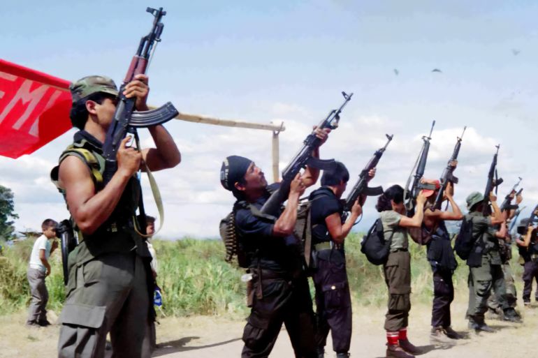 Salvadoran Farabundo Marti National Liberation Front (FMLN) guerrilla fighters fire their rifles into the air at the foothills of Guazapa on January 16, 1992 in celebration of the end of the civil war. (Photo by Yuri CORTEZ / AFP) (Photo by YURI CORTEZ/AFP via Getty Images)