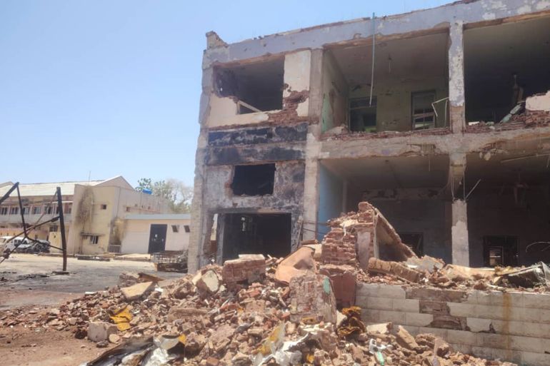 أحد المباني الآثرية بمستشفي الشعب وقد تدمر تماما